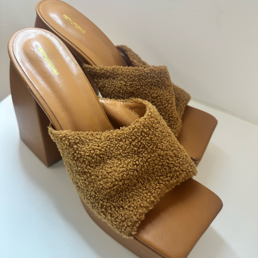 PrettyLittleThing Platform Block Heels – Camel Teddy Slide